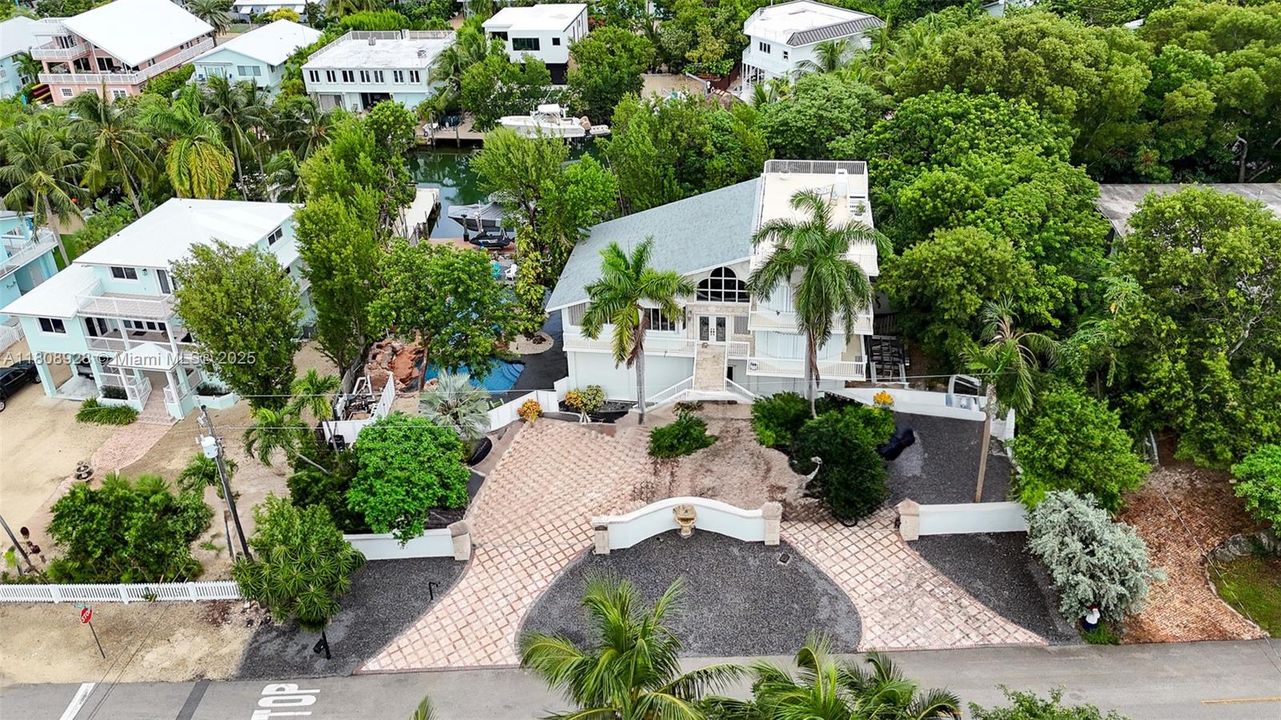 Vendido Recientemente: $3,400,000 (4 camas, 3 baños, 3204 Pies cuadrados)