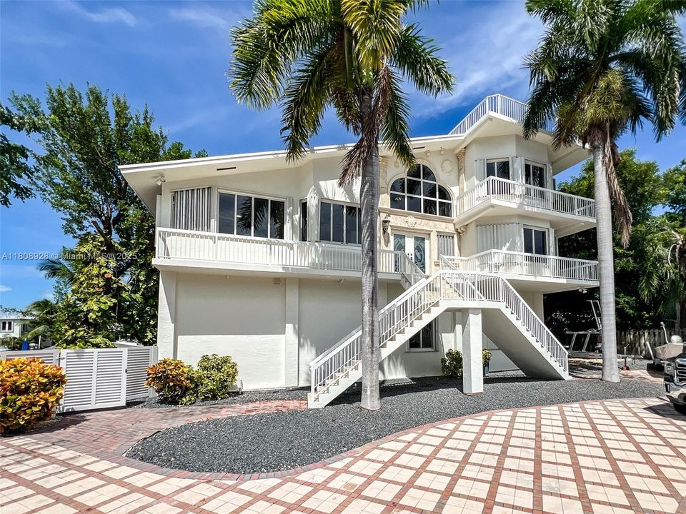 Vendido Recientemente: $3,400,000 (4 camas, 3 baños, 3204 Pies cuadrados)