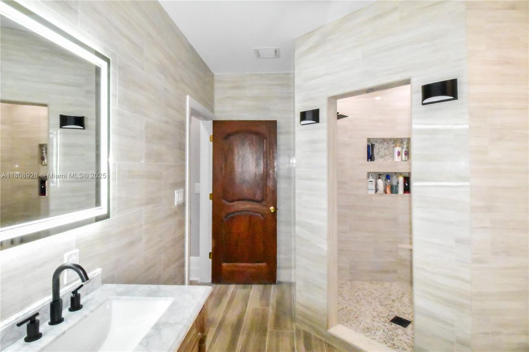 Vendido Recientemente: $3,400,000 (4 camas, 3 baños, 3204 Pies cuadrados)