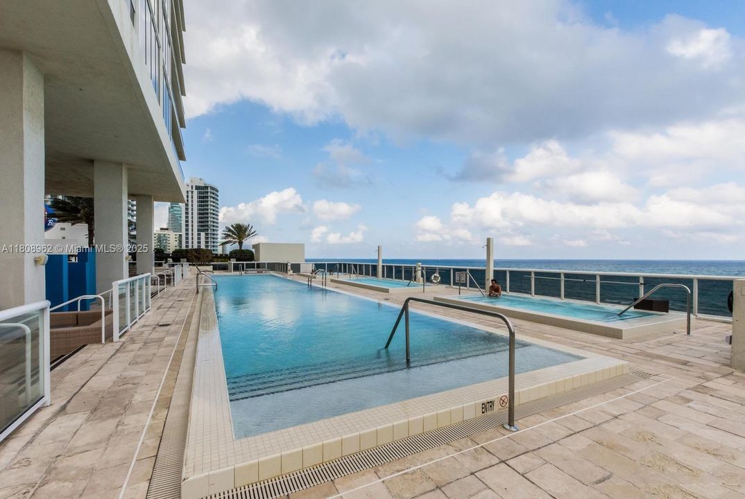 待售: $624,900 (1 贝兹, 1 浴室, 811 平方英尺)