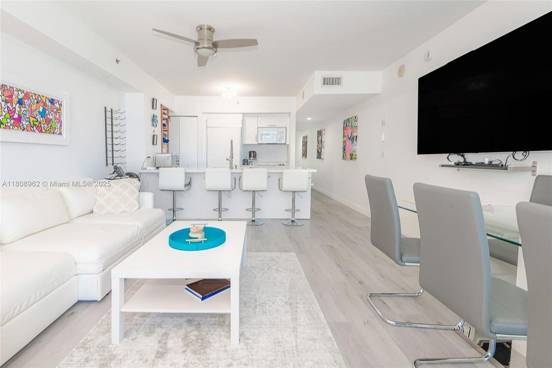 待售: $624,900 (1 贝兹, 1 浴室, 811 平方英尺)