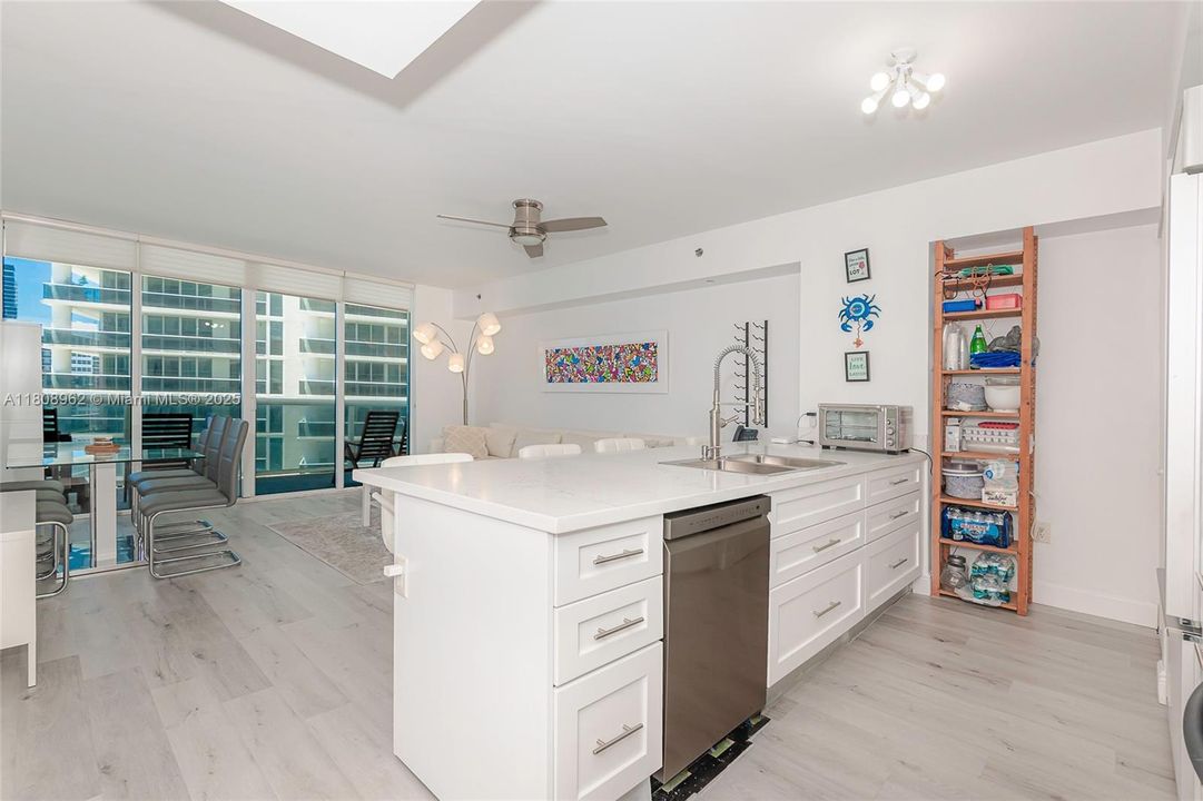 待售: $624,900 (1 贝兹, 1 浴室, 811 平方英尺)