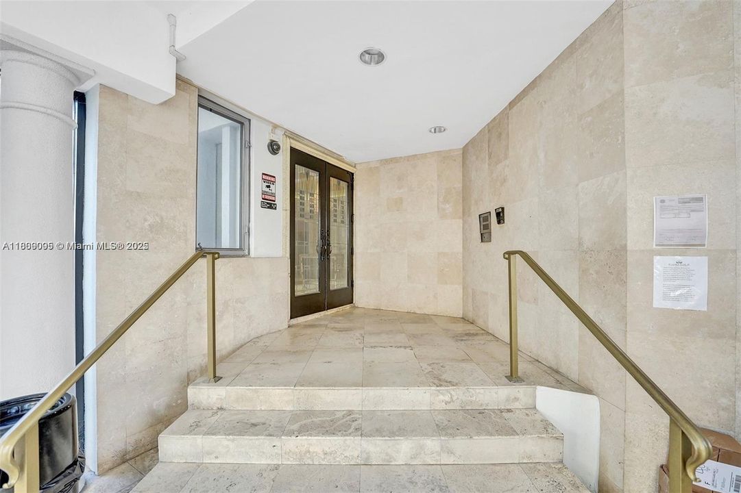 合同活跃: $460,000 (1 贝兹, 1 浴室, 905 平方英尺)