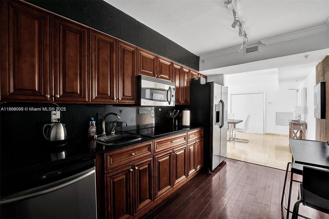 合同活跃: $460,000 (1 贝兹, 1 浴室, 905 平方英尺)