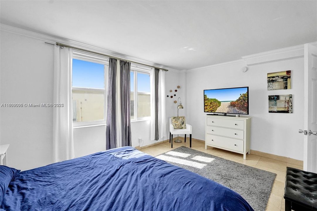 合同活跃: $460,000 (1 贝兹, 1 浴室, 905 平方英尺)