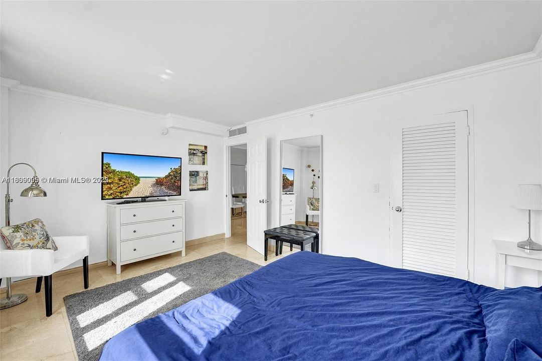 合同活跃: $460,000 (1 贝兹, 1 浴室, 905 平方英尺)