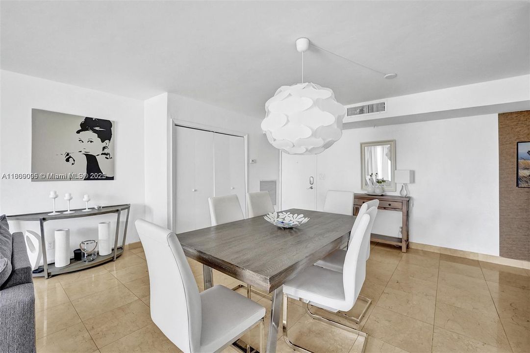 合同活跃: $460,000 (1 贝兹, 1 浴室, 905 平方英尺)