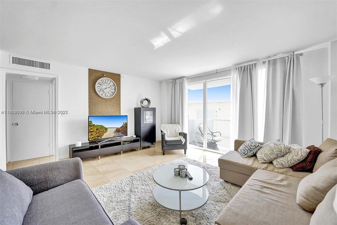 合同活跃: $460,000 (1 贝兹, 1 浴室, 905 平方英尺)