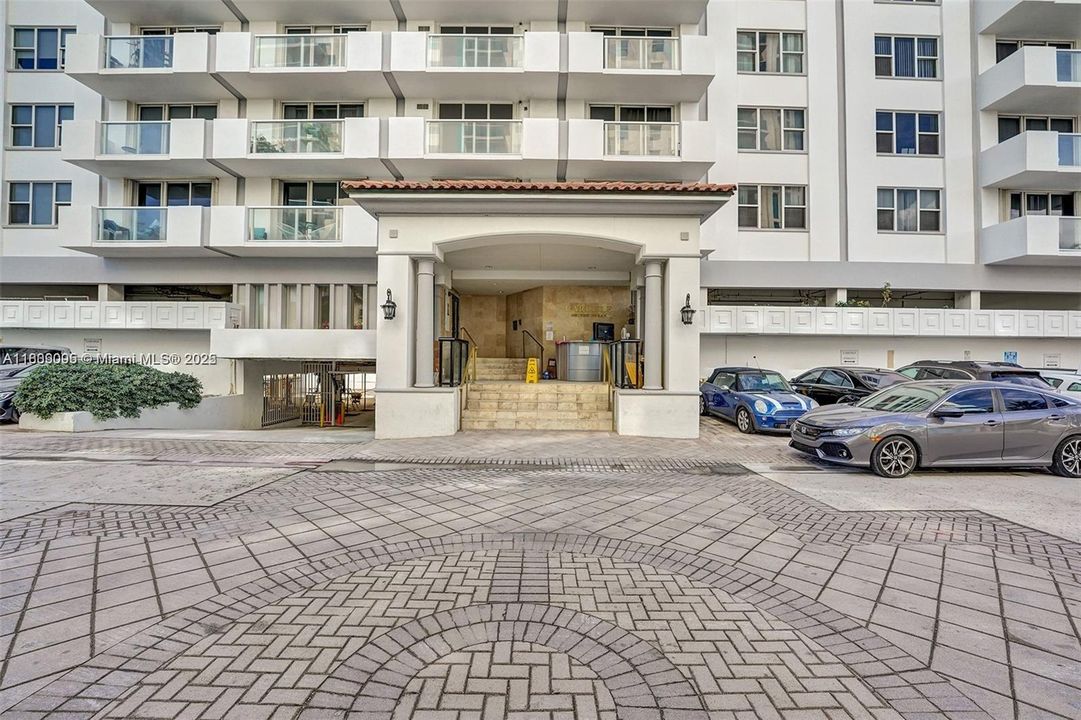 合同活跃: $460,000 (1 贝兹, 1 浴室, 905 平方英尺)