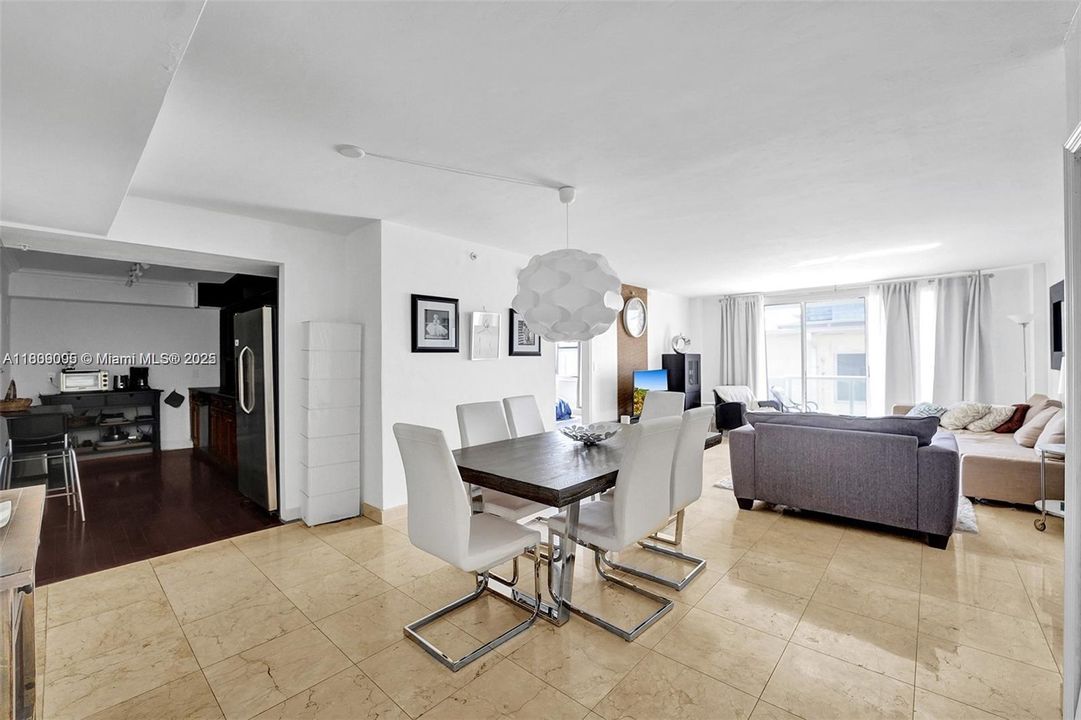 合同活跃: $460,000 (1 贝兹, 1 浴室, 905 平方英尺)