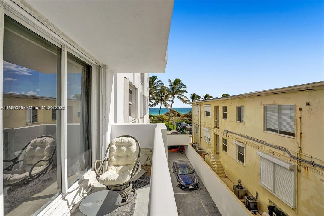 合同活跃: $460,000 (1 贝兹, 1 浴室, 905 平方英尺)