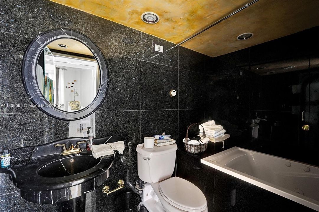 合同活跃: $460,000 (1 贝兹, 1 浴室, 905 平方英尺)