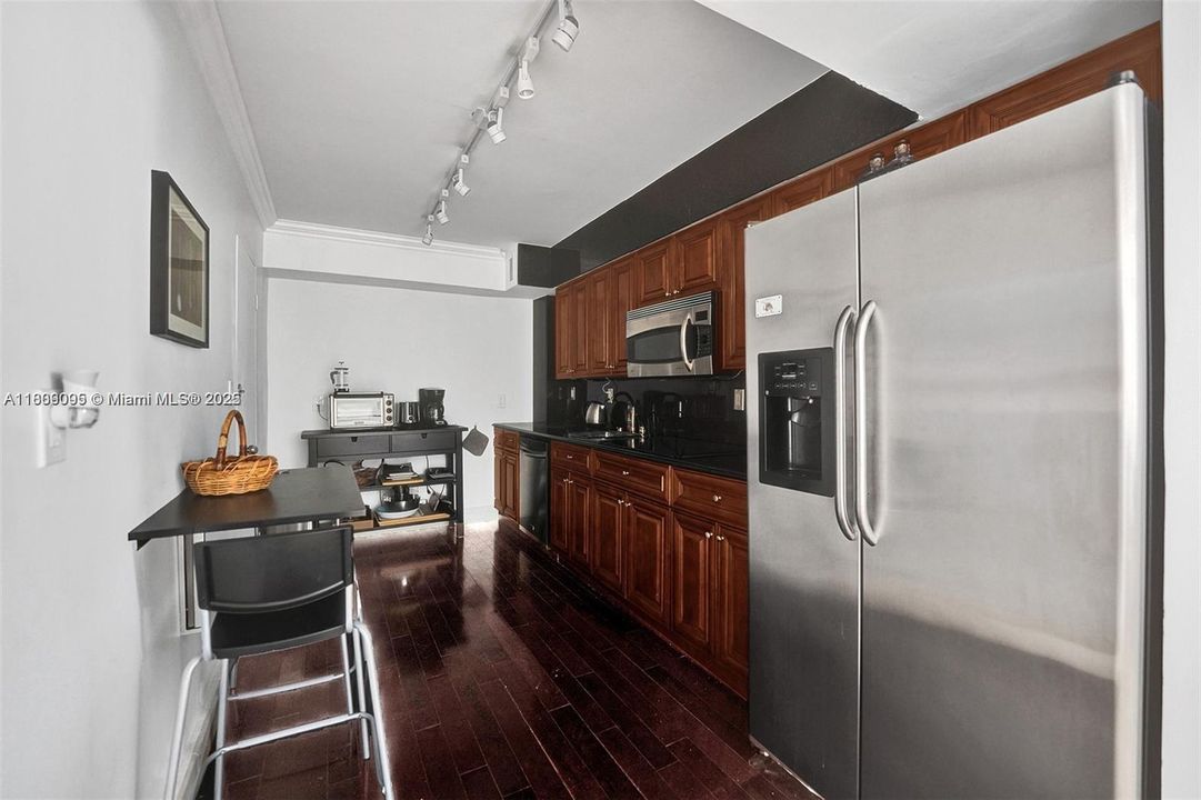 合同活跃: $460,000 (1 贝兹, 1 浴室, 905 平方英尺)