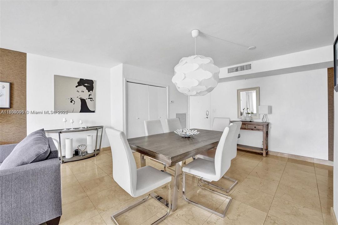 合同活跃: $460,000 (1 贝兹, 1 浴室, 905 平方英尺)