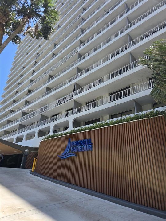 Recently Sold: $589,900 (2 beds, 2 baths, 967 Square Feet)