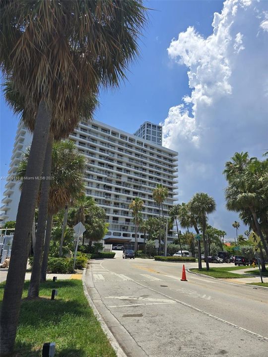 Recently Sold: $589,900 (2 beds, 2 baths, 967 Square Feet)