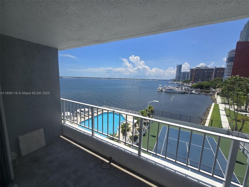 Recently Sold: $589,900 (2 beds, 2 baths, 967 Square Feet)