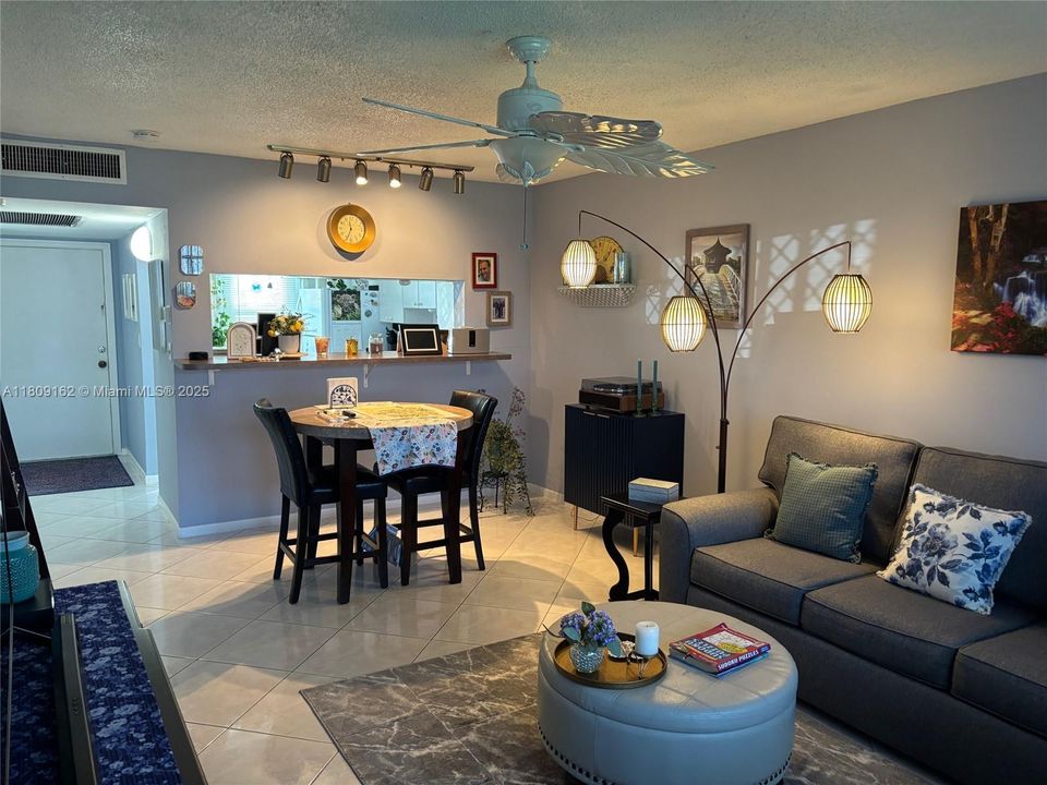 合同活跃: $125,000 (1 贝兹, 1 浴室, 727 平方英尺)