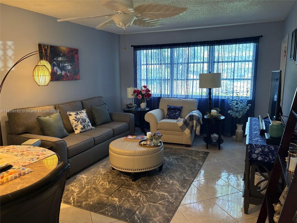 合同活跃: $125,000 (1 贝兹, 1 浴室, 727 平方英尺)