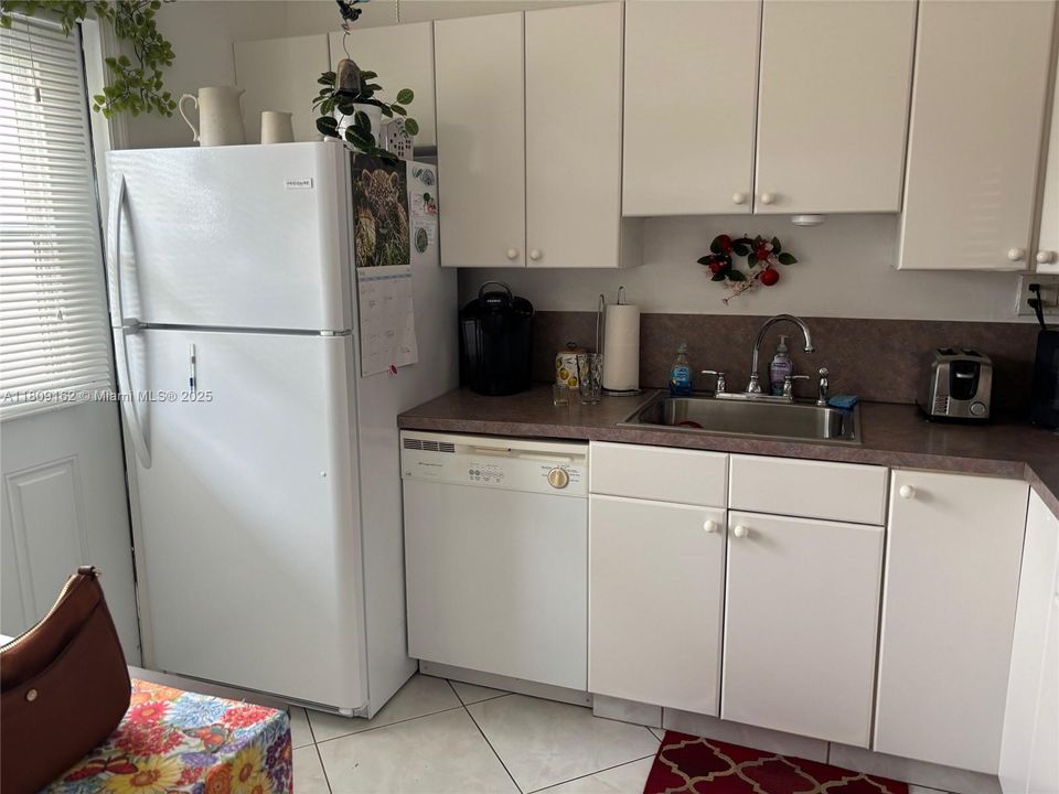 合同活跃: $125,000 (1 贝兹, 1 浴室, 727 平方英尺)