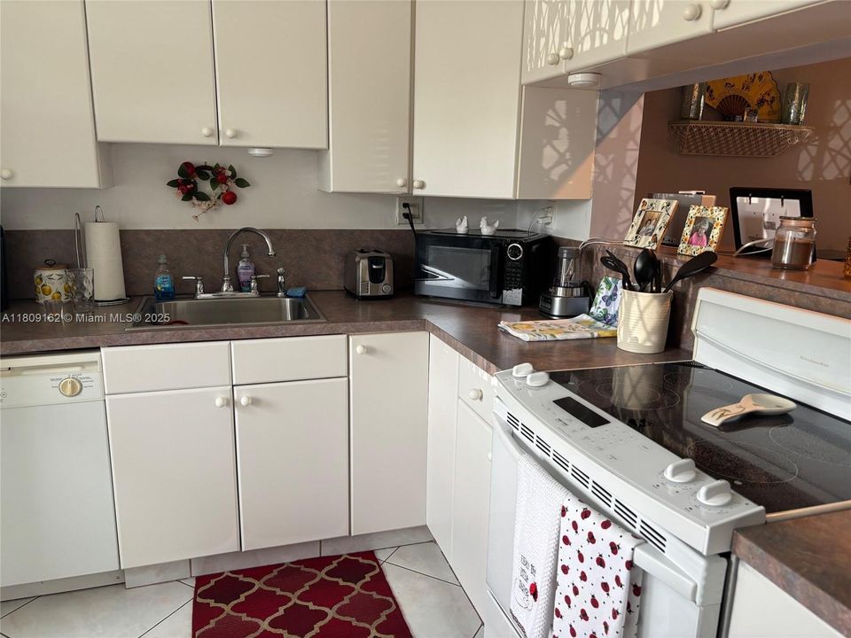 合同活跃: $125,000 (1 贝兹, 1 浴室, 727 平方英尺)