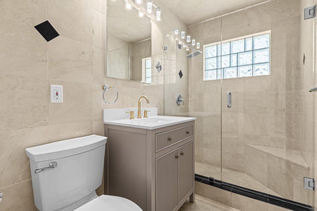 Guest Room 1 Bathroom