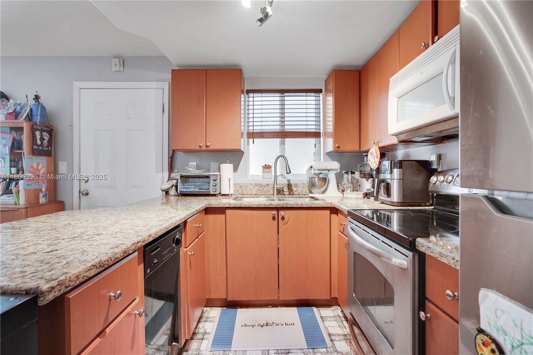 Недавно продано: $275,000 (1 спален, 1 ванн, 630 Квадратных фут)