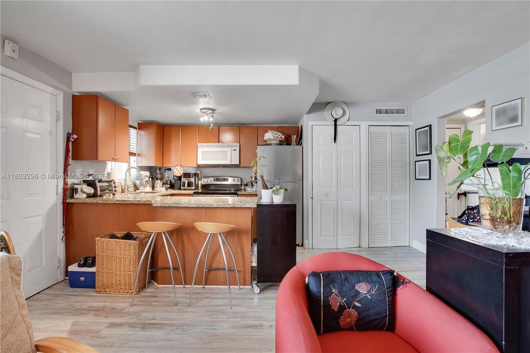 Недавно продано: $275,000 (1 спален, 1 ванн, 630 Квадратных фут)