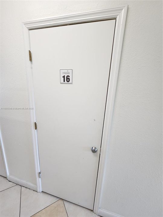 For Sale: $333,000 (1 beds, 1 baths, 747 Square Feet)