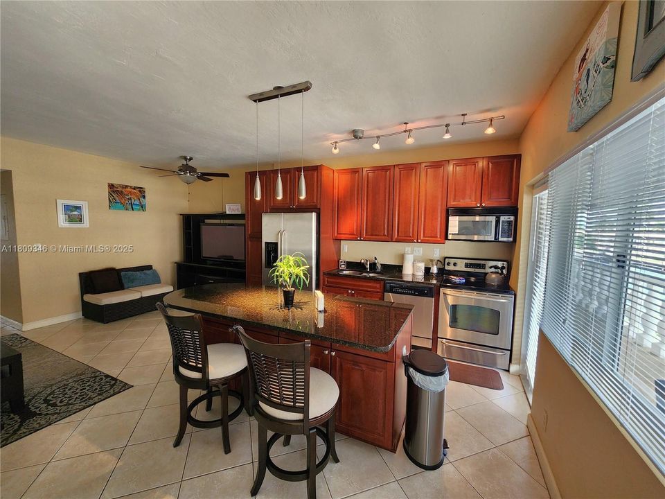 For Sale: $333,000 (1 beds, 1 baths, 747 Square Feet)