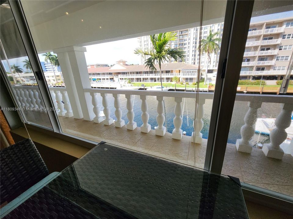 For Sale: $333,000 (1 beds, 1 baths, 747 Square Feet)