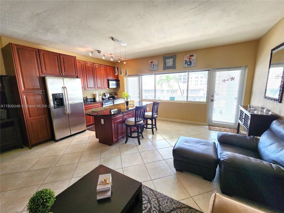 For Sale: $333,000 (1 beds, 1 baths, 747 Square Feet)