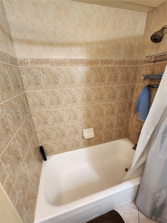 For Sale: $333,000 (1 beds, 1 baths, 747 Square Feet)