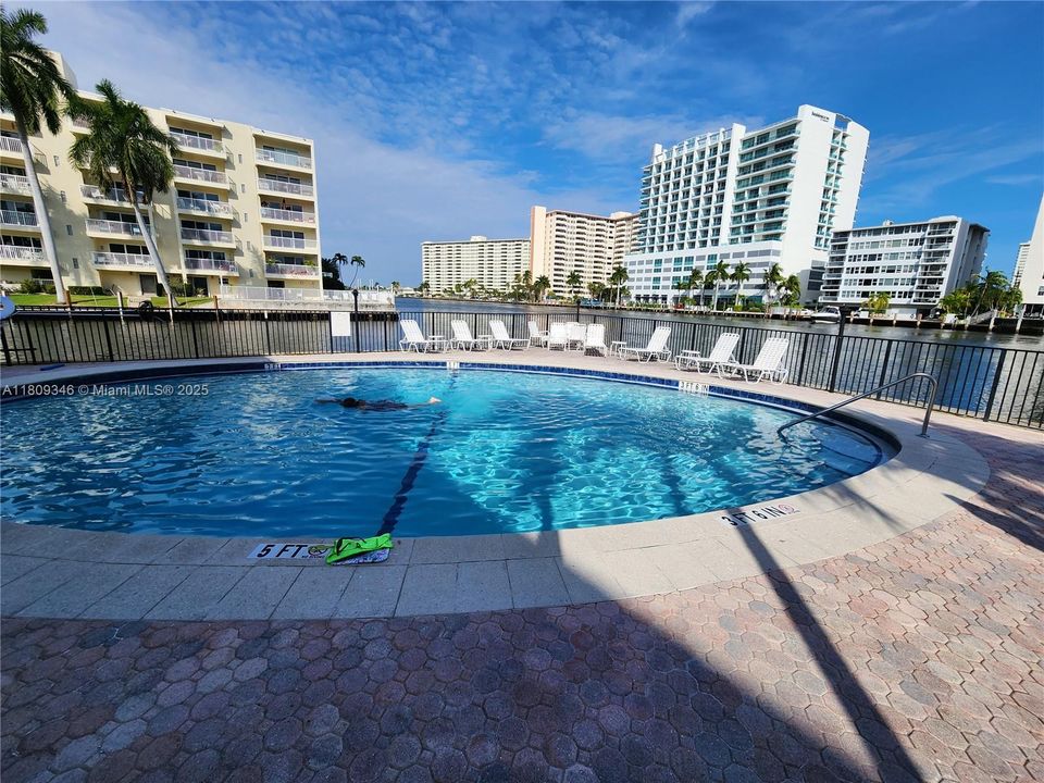 For Sale: $333,000 (1 beds, 1 baths, 747 Square Feet)