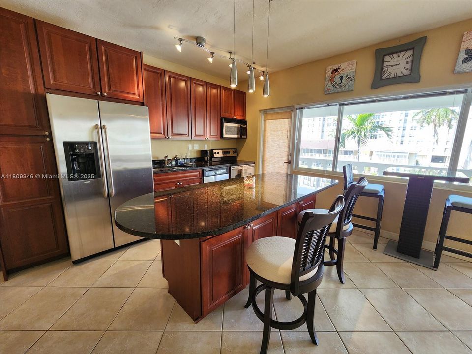 For Sale: $333,000 (1 beds, 1 baths, 747 Square Feet)
