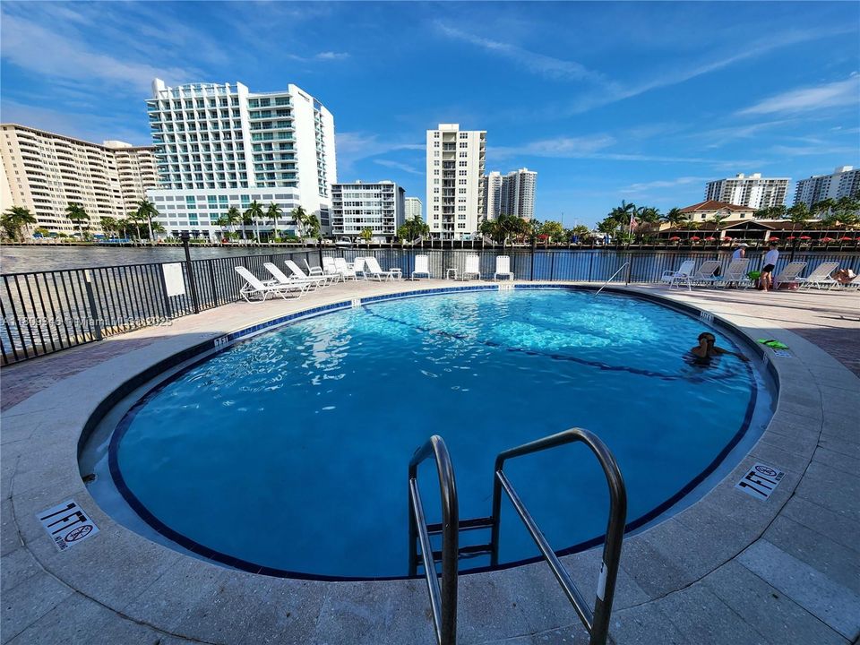 For Sale: $333,000 (1 beds, 1 baths, 747 Square Feet)