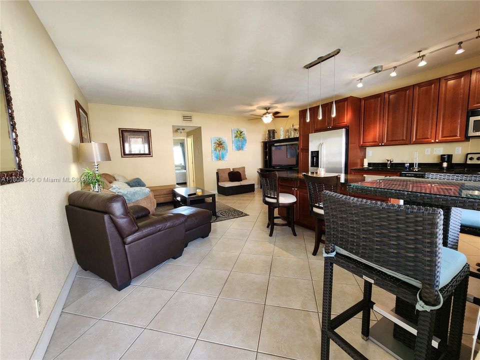 For Sale: $333,000 (1 beds, 1 baths, 747 Square Feet)