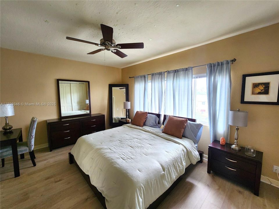 For Sale: $333,000 (1 beds, 1 baths, 747 Square Feet)