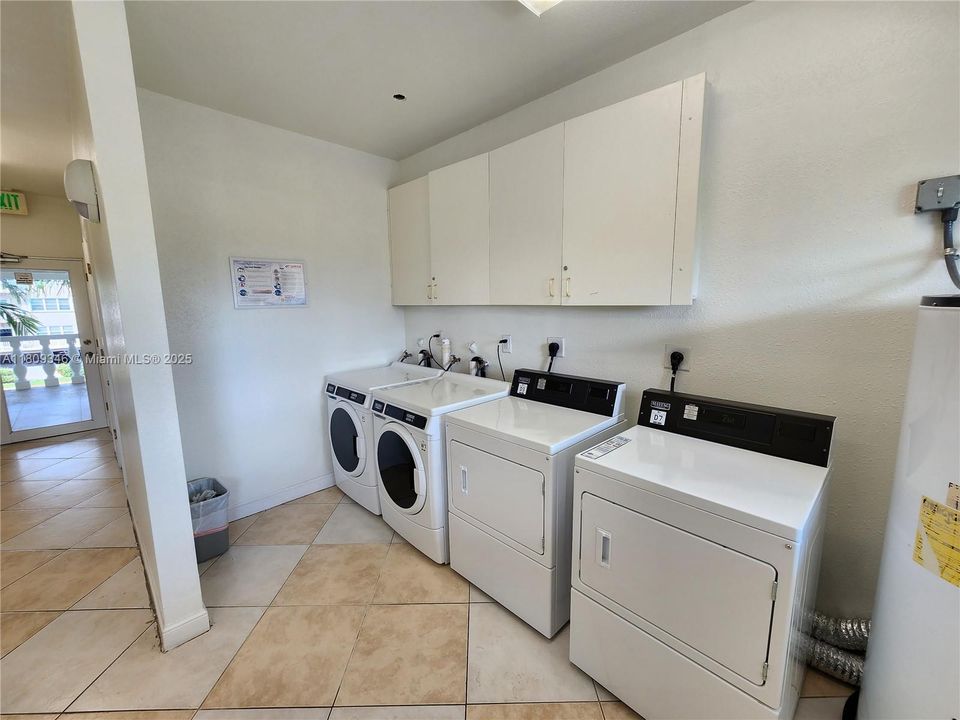 For Sale: $333,000 (1 beds, 1 baths, 747 Square Feet)