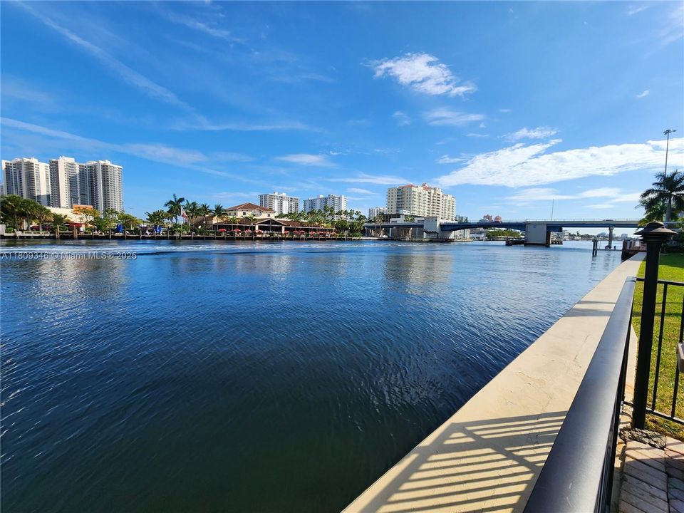 For Sale: $333,000 (1 beds, 1 baths, 747 Square Feet)