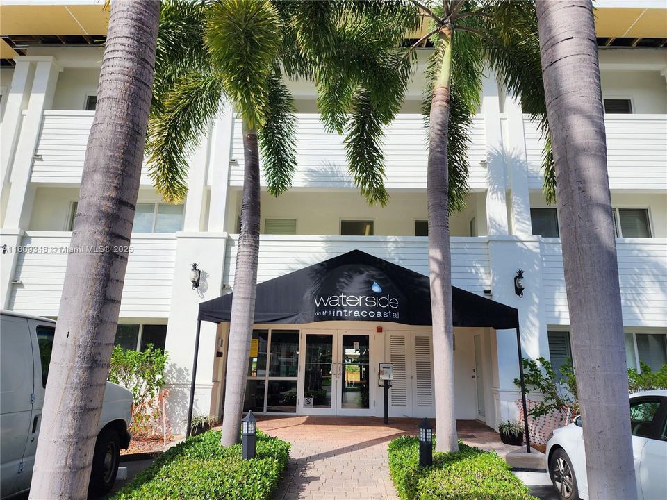 For Sale: $333,000 (1 beds, 1 baths, 747 Square Feet)