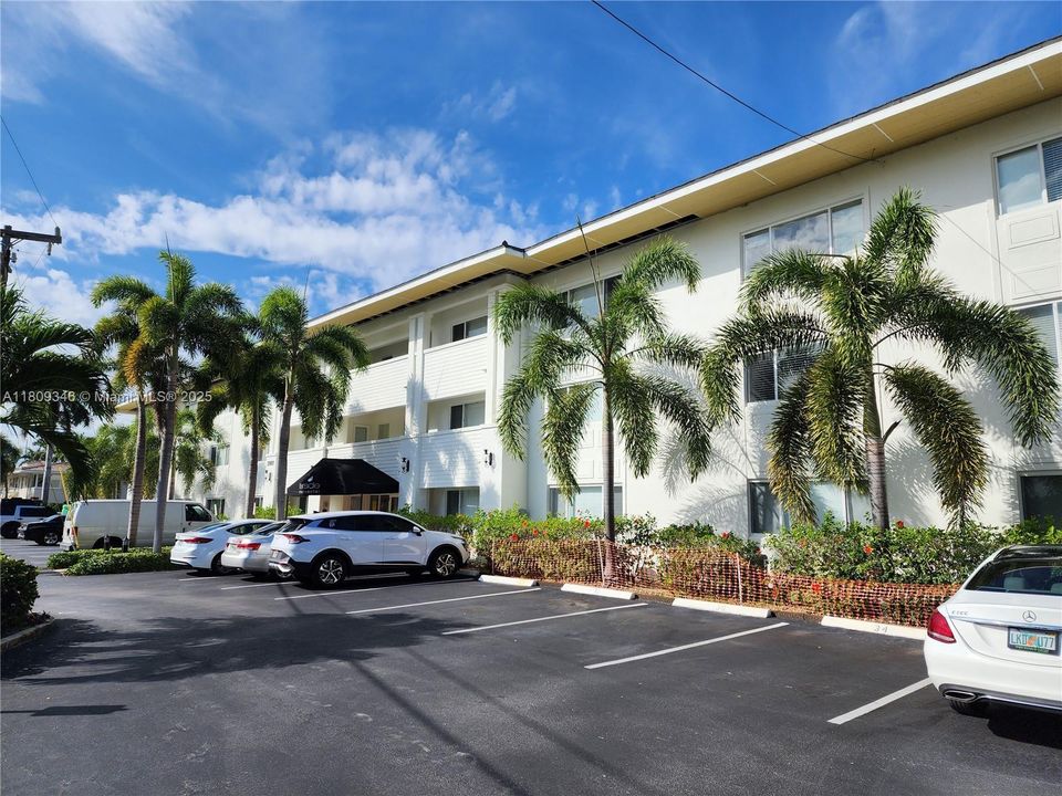 For Sale: $333,000 (1 beds, 1 baths, 747 Square Feet)