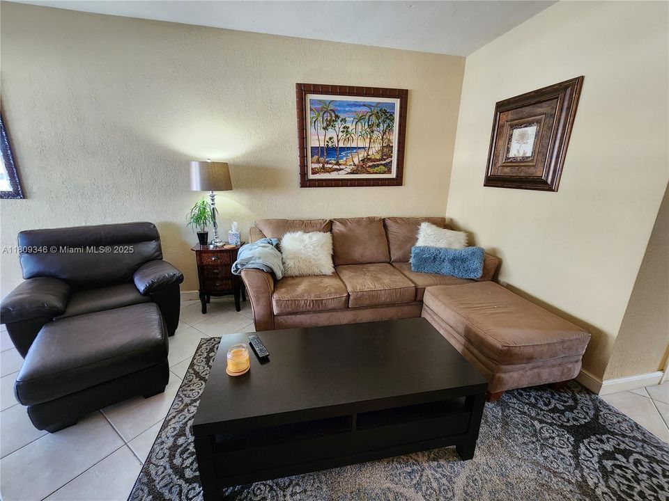 For Sale: $333,000 (1 beds, 1 baths, 747 Square Feet)