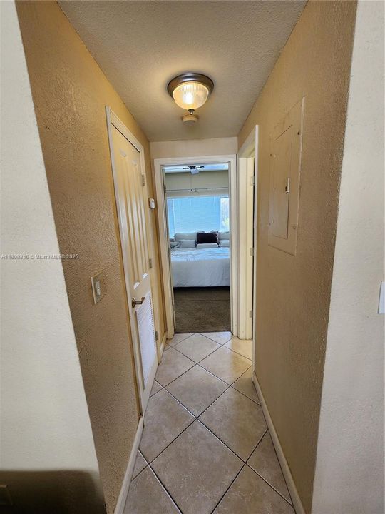 For Sale: $333,000 (1 beds, 1 baths, 747 Square Feet)