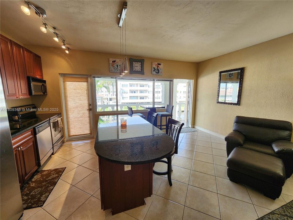 For Sale: $333,000 (1 beds, 1 baths, 747 Square Feet)