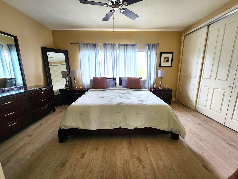 For Sale: $333,000 (1 beds, 1 baths, 747 Square Feet)