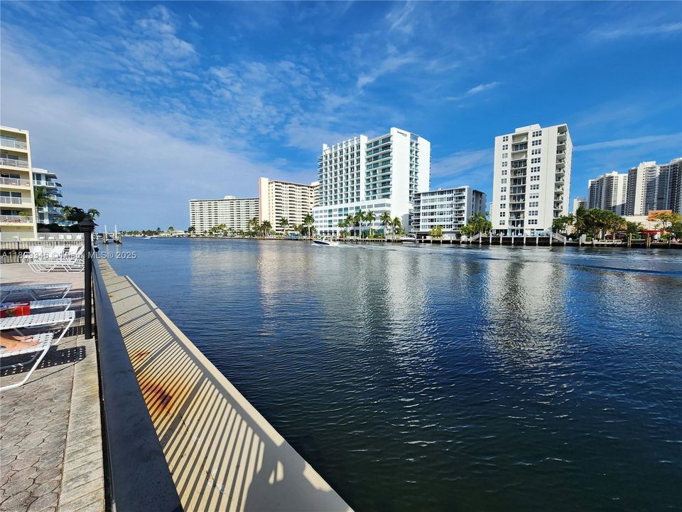 For Sale: $333,000 (1 beds, 1 baths, 747 Square Feet)