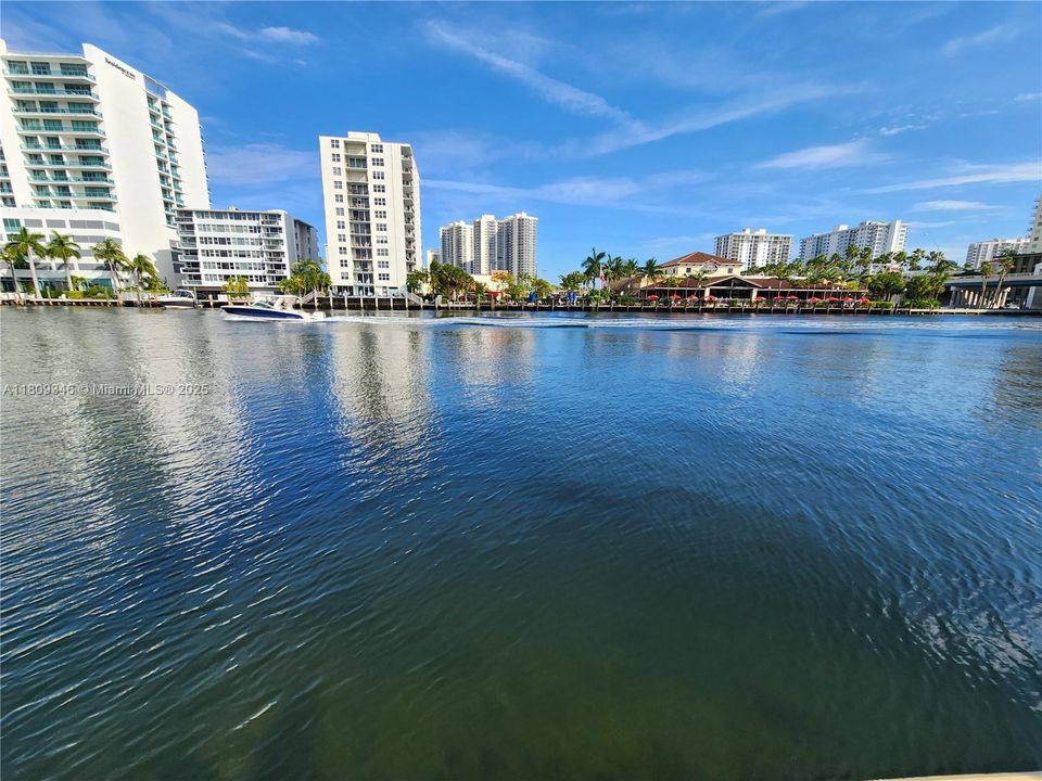 For Sale: $333,000 (1 beds, 1 baths, 747 Square Feet)