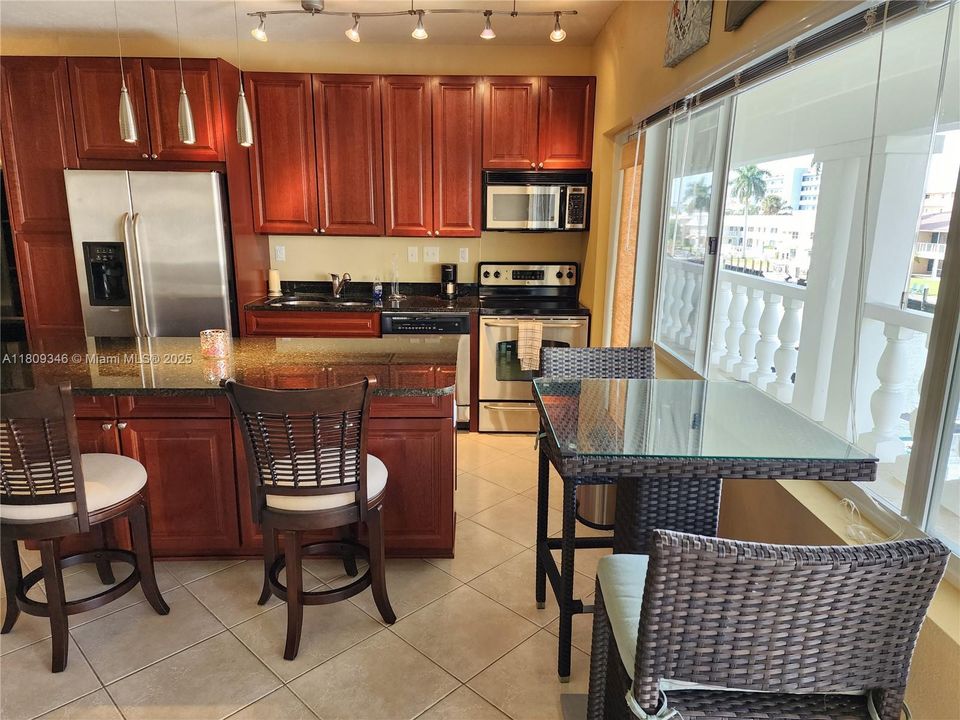 For Sale: $333,000 (1 beds, 1 baths, 747 Square Feet)