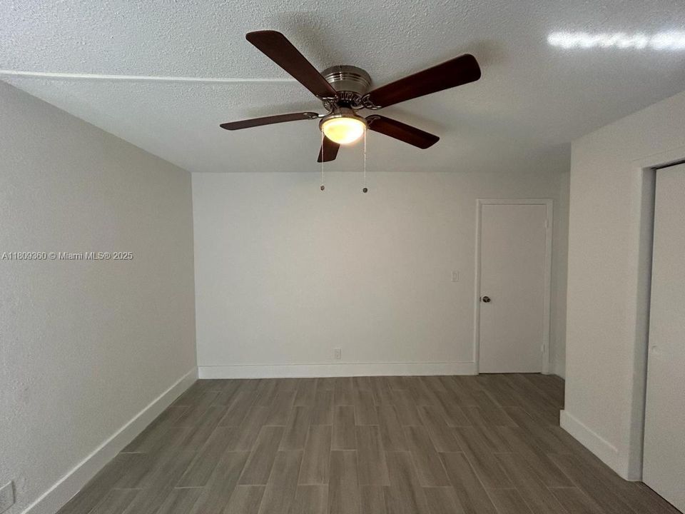 Active With Contract: $179,900 (2 beds, 1 baths, 690 Square Feet)